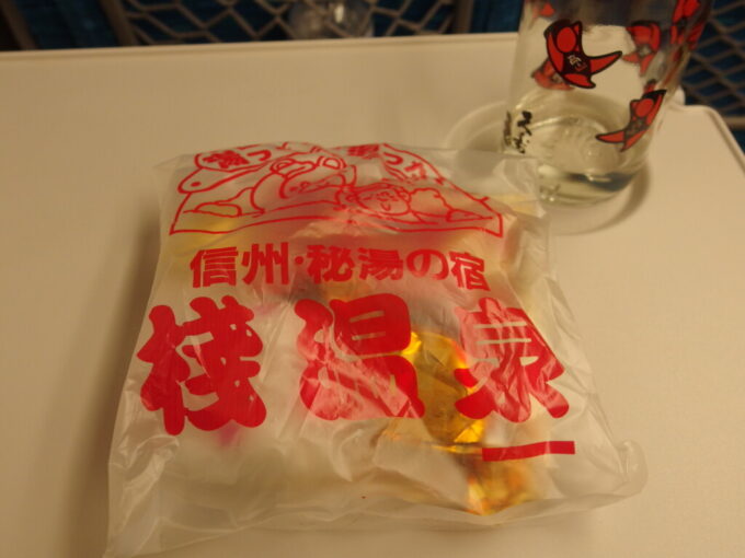 3月上旬夜の東海道新幹線N700Aひかり号東京行きで頂く棧温泉のお土産でもらったお菓子