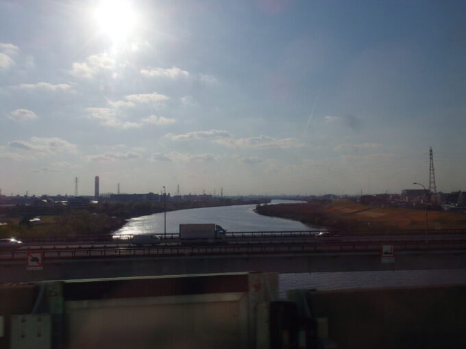 3月中旬E5系はやぶさ号新函館北斗行き西日に煌めく荒川を渡り無事に東京脱出