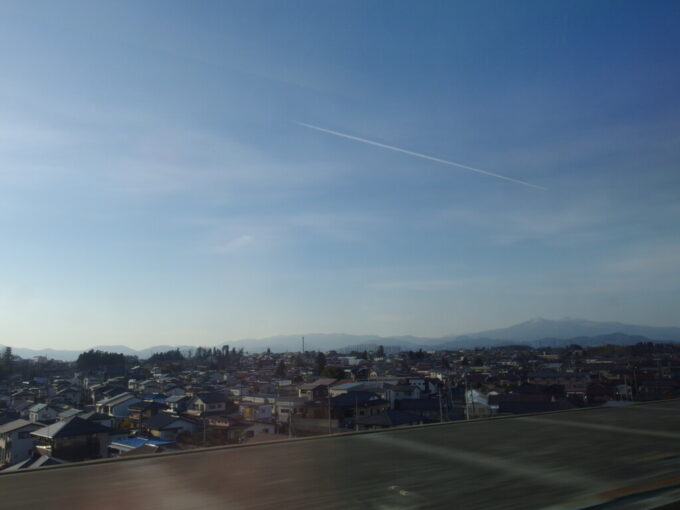 3月中旬E5系はやぶさ号新函館北斗行き車窓から望む青く霞む安達太良山