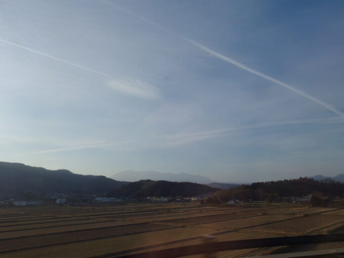 3月中旬E5系はやぶさ号新函館北斗行き車窓から眺める蔵王山