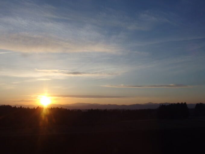 3月中旬E5系はやぶさ号新函館北斗行き車窓から眺める奥羽山脈に沈む夕日