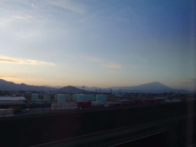 3月中旬E5系はやぶさ号新函館北斗行き車窓から望む盛岡貨物ターミナル越しの南部片富士岩手山