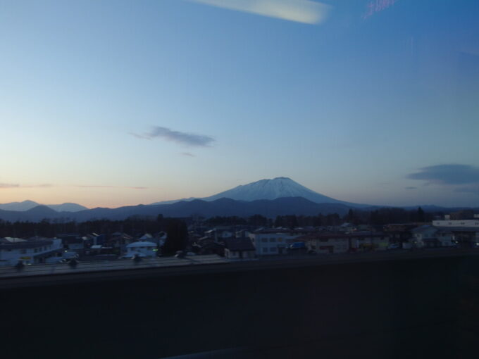 3月中旬E5系はやぶさ号新函館北斗行き優美に裾野を広げる夕暮れ時の南部片富士岩手山
