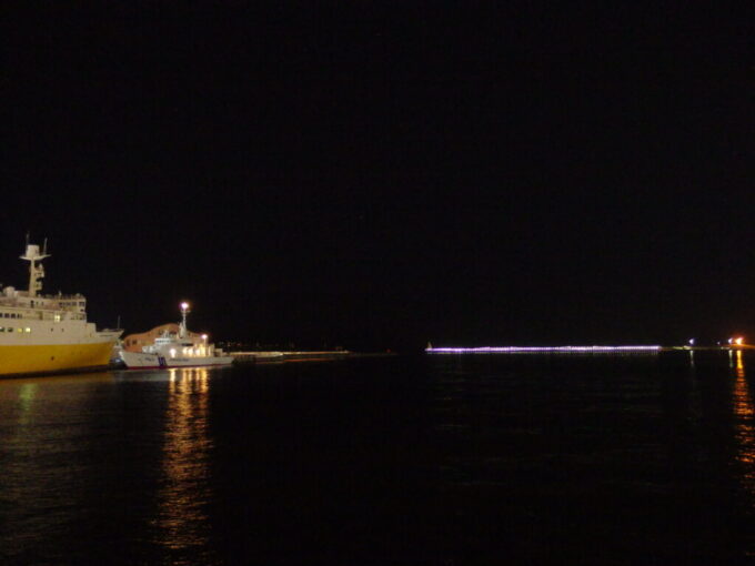 3月中旬夜の青森穏やかに煌めく漆黒の海