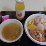 3月中旬朝の青森魚菜センター自分オリジナルののっけ丼とほたての味噌汁とっても美味しいふじのリンゴジュース