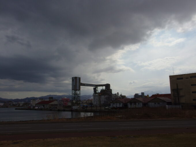 3月中旬春まだ浅い青森青い海公園の端から望む曇天の港の情緒