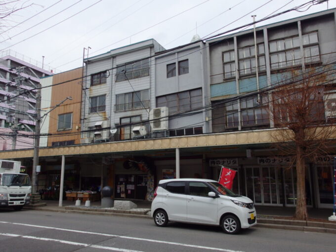 3月中旬春まだ浅い青森アーケード沿いの昭和感溢れる渋い建物