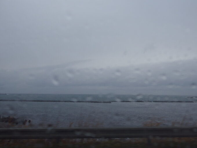 3月中旬冬季限定予約制の黄金崎不老ふ死温泉送迎バス車窓から望む雨の日本海