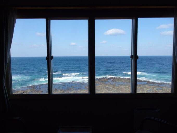 3月中旬春まだ浅い黄金崎不老ふ死温泉和室客室窓一杯に広がる真っ青な日本海と青空