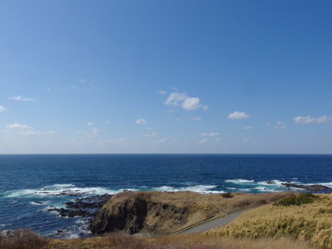 3月中旬春まだ浅い黄金崎不老ふ死温泉文字通りの真っ青な大海原