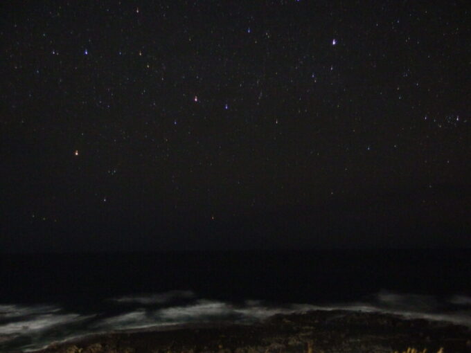 3月中旬春まだ浅い黄金崎不老ふ死温泉夜の海を見守る満天の星空