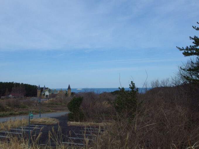 3月中旬春まだ浅いウェスパ椿山駅から望む海原を行く新日本海フェリー