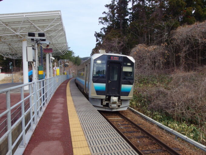 3月中旬春まだ浅いウェスパ椿山駅に入線する五能線|GV-E400系快速東能代行き