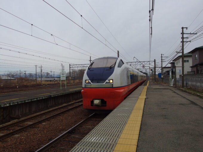 3月中旬春まだ浅い東能代駅に入線する奥羽本線E751系特急つがる号