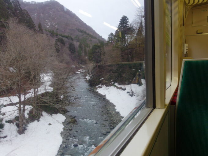 3月中旬春まだ浅い田沢湖線鉄路はより厳しさを増し日本の背骨奥羽山脈へと挑む