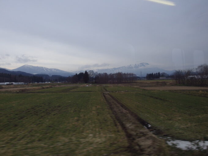3月中旬春まだ浅い田沢湖線701系普通列車盛岡行き車窓から眺める春まだ浅い岩手山
