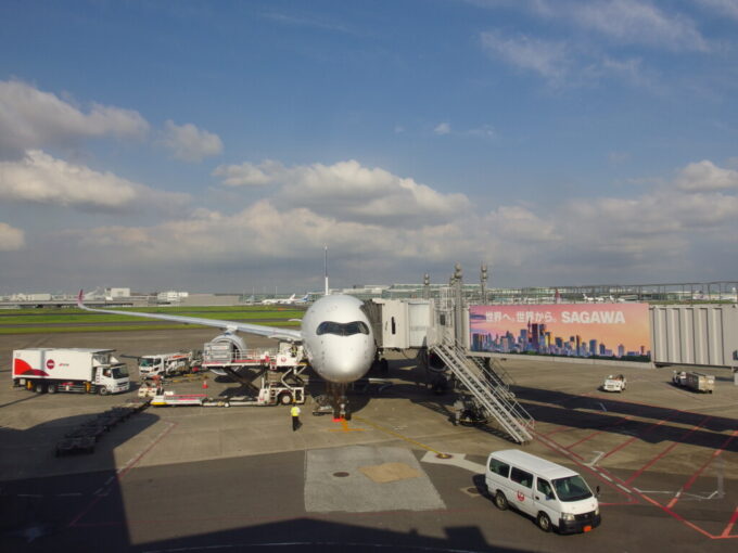 6月下旬羽田空港第1ターミナルから眺める搭乗予定のJALA350初号機