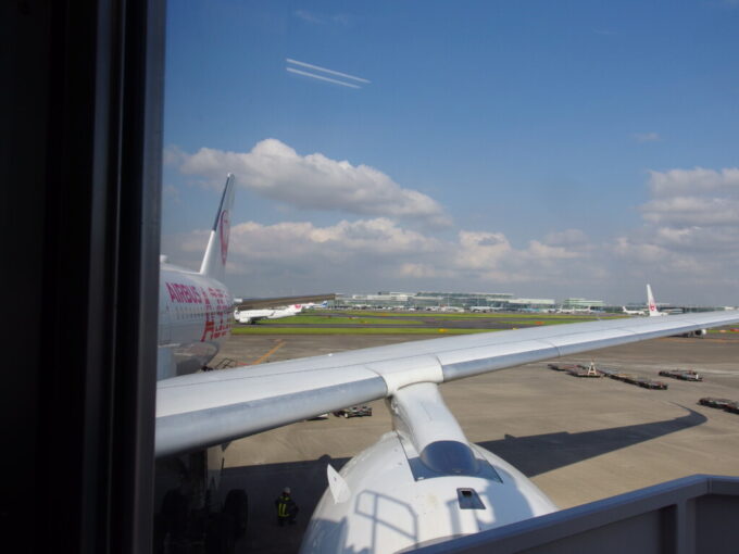 6月下旬羽田空港第1ターミナルボーディングブリッジからJALA350初号機の赤い特別塗装を望む