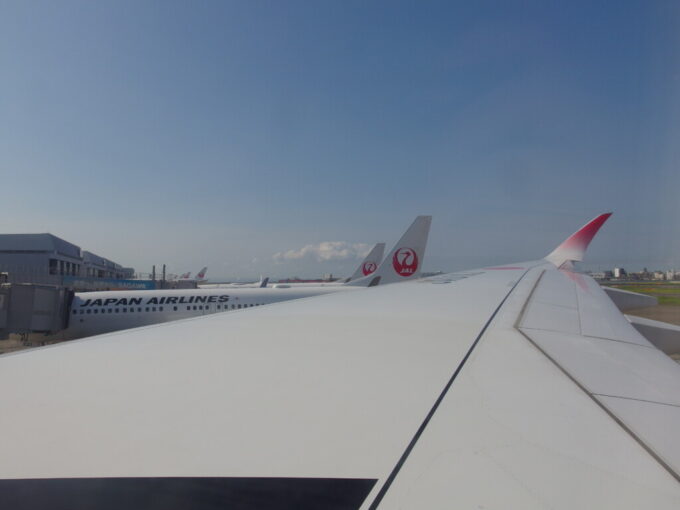 6月下旬羽田空港第1ターミナルA350初号機から望むウィングレットと鶴丸