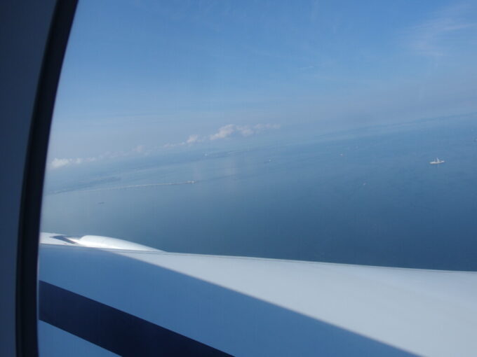 6月下旬JALA350 初号機那覇行き旋回中の機窓からアクアラインを見下ろす