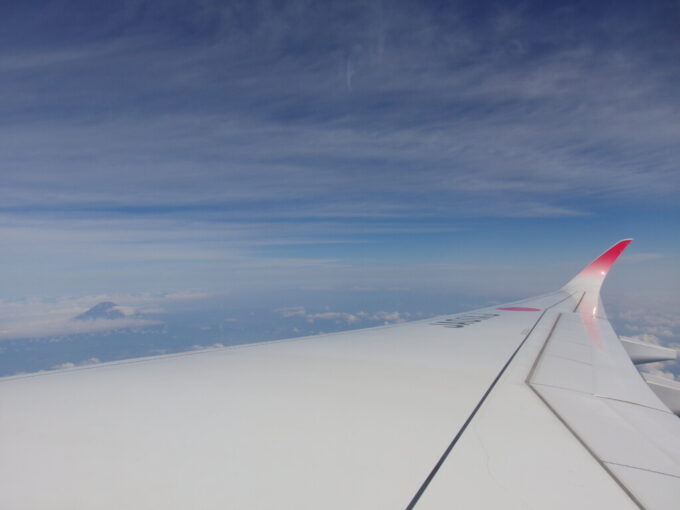 6月下旬JALA350 初号機那覇行き優美なウィングレットと日本最高峰富士山の競演