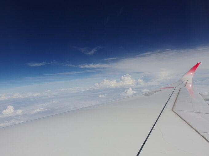 6月下旬JALA350 初号機那覇行きようやく雲が晴れ成層圏を感じさせる空の青さに