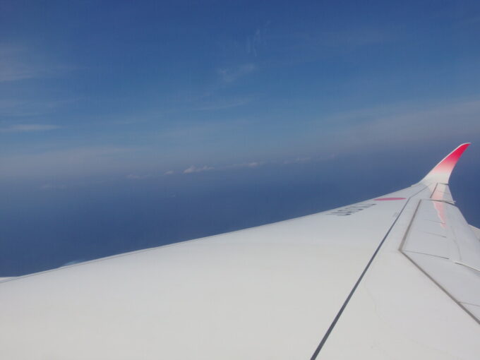 6月下旬JALA350 初号機那覇行き高度を落とし青い海を愛でつつ旋回して那覇へ