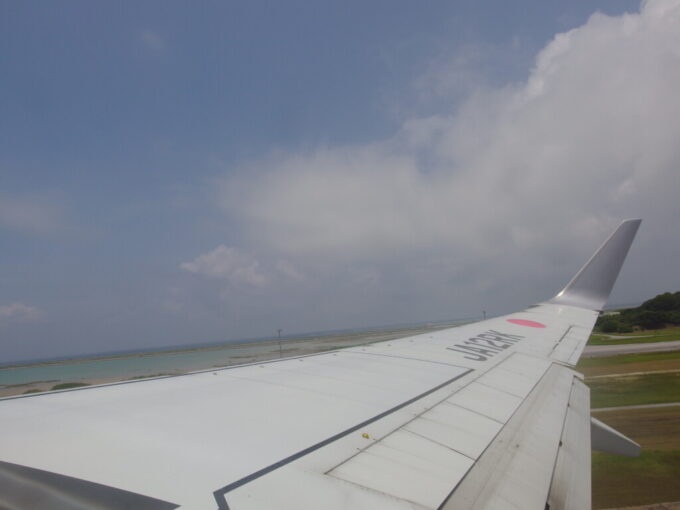6月下旬梅雨明け直後の那覇空港JTAB737型機は石垣島に向け離陸