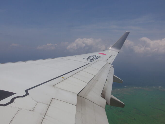 6月下旬梅雨明け直後の沖縄JTAB737型機は那覇空港を離陸し高度を上げて石垣へ