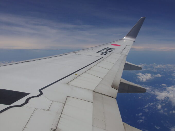 6月下旬梅雨明け直後の沖縄日本トランスオーシャン航空B737型機から望む青い空と青い海