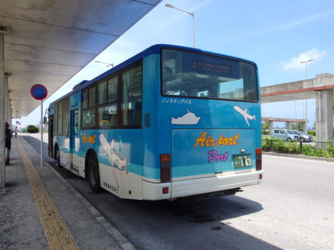 6月下旬梅雨明け直後の石垣島南ぬ島石垣空港からバスターミナル行きの東運輸路線バスに乗車