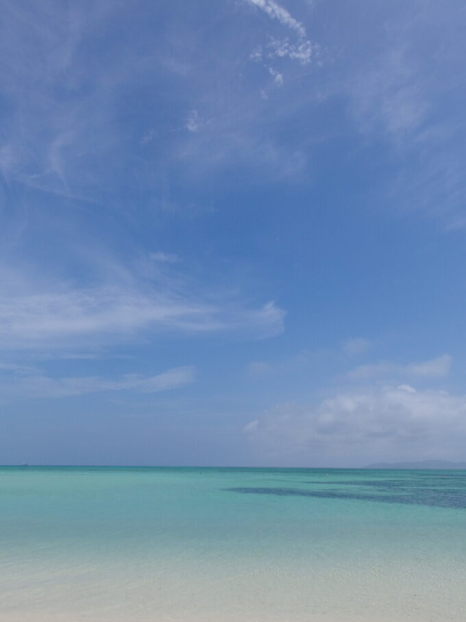 6月下旬梅雨明け直後の竹富島コンドイビーチ空青く、海も碧。