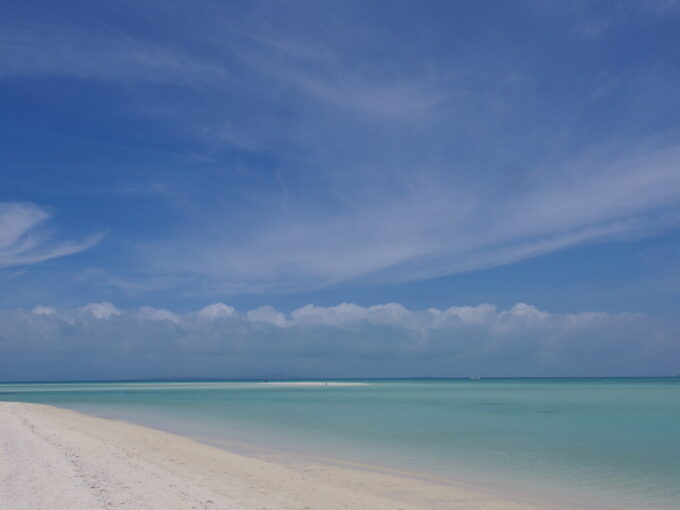 6月下旬梅雨明け直後の竹富島見渡す限りの南国の青さに溢れるコンドイビーチ