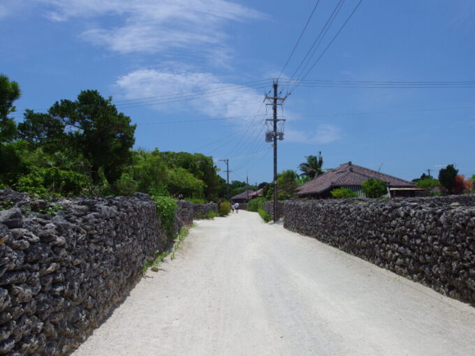 6月下旬梅雨明け直後の竹富島海水浴帰りの心地よい気怠さを感じつつ歩く美しい集落
