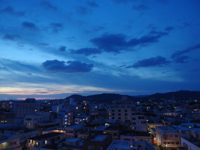 6月下旬梅雨明け直後の石垣島ホテルミヤヒラ美崎館ハイフロア客室から眺める夕暮れの空