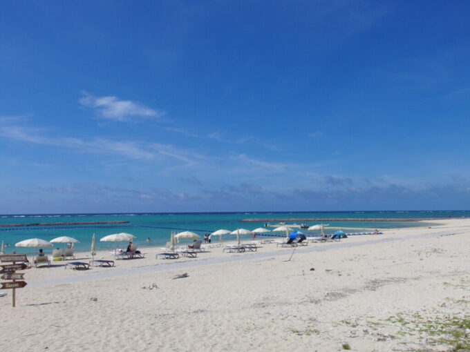 6月下旬梅雨明け直後の石垣島真っ白な砂浜と碧い海が魅力的な真栄里ビーチ