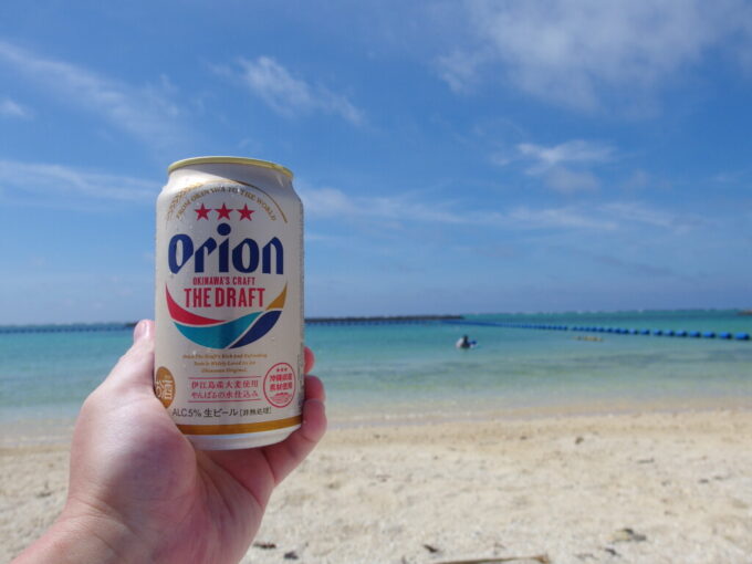 6月下旬梅雨明け直後の石垣島真栄里ビーチのあおさを浴びながら喉へと流す冷たいオリオンビール