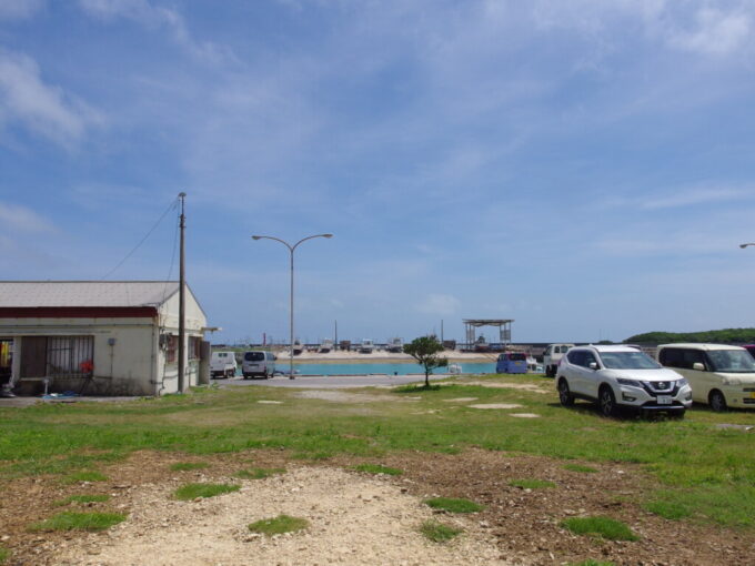 6月下旬梅雨明け直後の石垣島石垣島の海は漁港まで碧い
