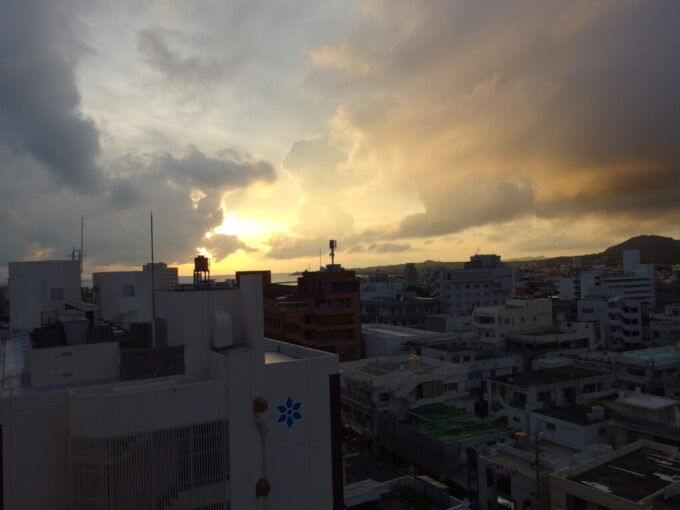 6月下旬梅雨明け直後の石垣島ホテルミヤヒラ美崎館から望む雲間に輝く夕日と海