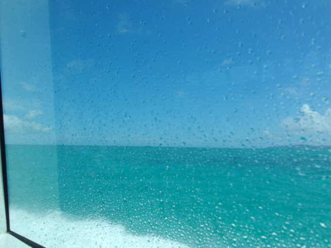 6月下旬梅雨明け直後の石垣島八重山観光フェリーあやぱにから望むコンドイビーチの先に広がる海