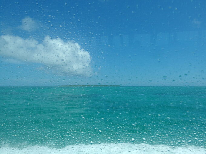6月下旬梅雨明け直後の石垣島八重山観光フェリーあやぱに船窓から望む嘉弥真島