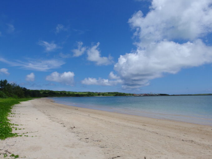 6月下旬梅雨明け直後の小浜島絶好のあおさに染まるトゥマールビーチ