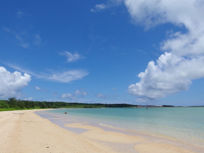 6月下旬梅雨明け直後の小浜島潮が引きはじめ海の青さが変化するトゥマールビーチ