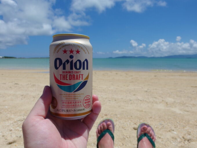 6月下旬梅雨明け直後の小浜島あまりにも鮮烈な青さに染まるトゥマールビーチで味わう冷たいオリオンビール