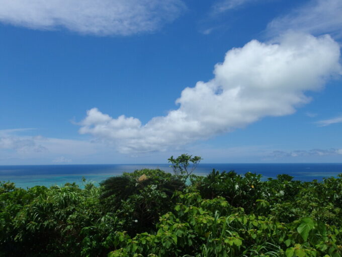 6月下旬梅雨明け直後の小浜島360°の大パノラマが広がる大岳展望台から北方向青い東シナ海を望む
