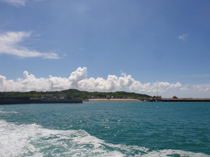 6月下旬梅雨明け直後の小浜島八重山観光フェリーサザンイーグルは小浜港を出て速度を上げ島に別れを告げる