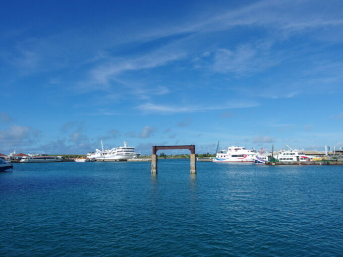 6月下旬梅雨明け直後の石垣島離島ターミナル脇に残る旧桟橋の遺構