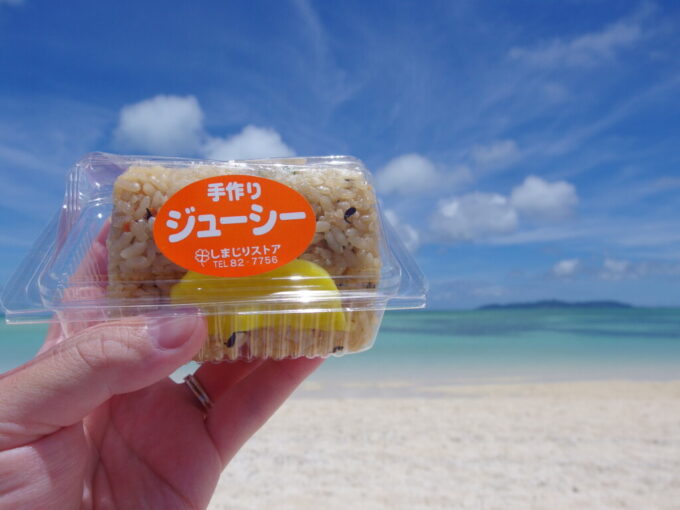 6月下旬梅雨明け直後の竹富島コンドイビーチの青い海と白い砂浜を眺めながらしまじりストアのジューシーおにぎりでお昼を食べる