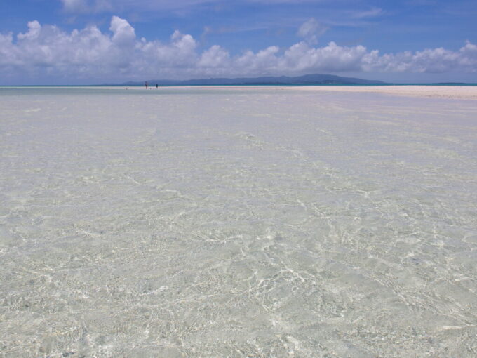 6月下旬梅雨明け直後の竹富島コンドイビーチ沖の中州に近づくと更に透明感を増す海