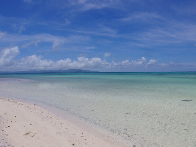 6月下旬梅雨明け直後の竹富島コンドイビーチ沖に出現する砂の中州から西表島と思い出の小浜島を望む